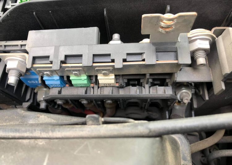 Hệ thống điện ô tô được thiết kế thế nào để chống lại trường hợp đoản mạch gây cháy?