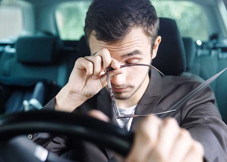 Nguyên nhân gây ảo giác ôtô “đi lùi” khi dừng đèn đỏ? - 1