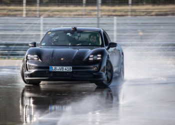 Porsche Taycan lập kỷ lục Guinness với quãng đường drift dài nhất thế giới
