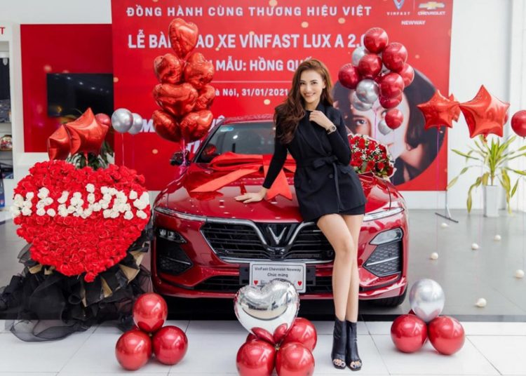 Siêu mẫu Hồng Quế "rước" VinFast Lux A2.0 đỏ rực rỡ về chơi Tết - 01