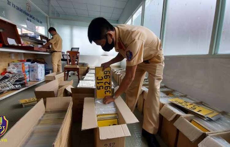 Đề nghị người dân và doanh nghiệp sớm đổi biển số màu vàng