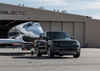 Virgin Galactic tiếp tục sử dụng xe Land Rover kéo tàu hàng không vũ trụ