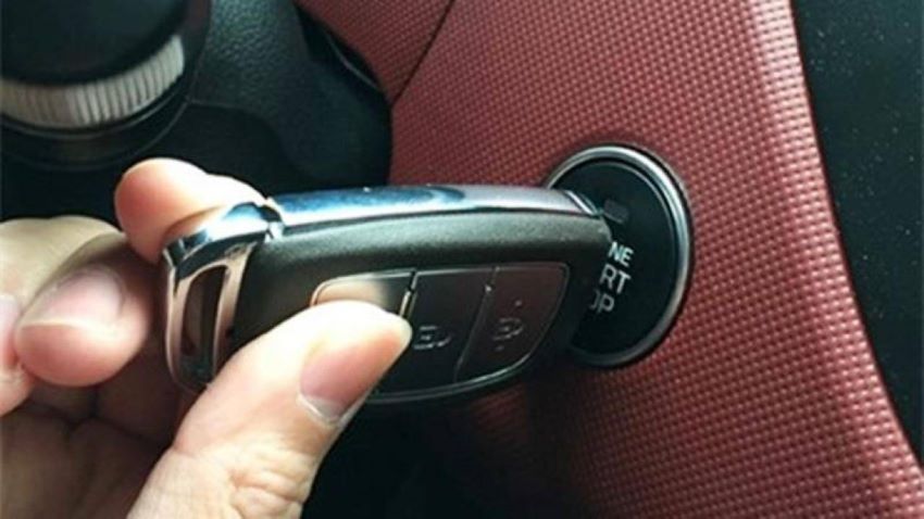 Cách mở cửa và khởi động xe ô tô khi chìa khóa thông minh hết pin