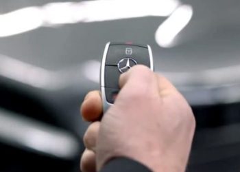 Cách mở cửa và khởi động xe ô tô khi chìa khóa thông minh hết pin