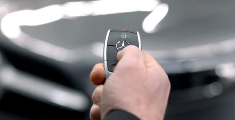 Cách mở cửa và khởi động xe ô tô khi chìa khóa thông minh hết pin
