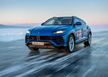 Lamborghini Urus phá kỷ lục tốc độ tối đa trên băng tại hồ Baikal của Nga