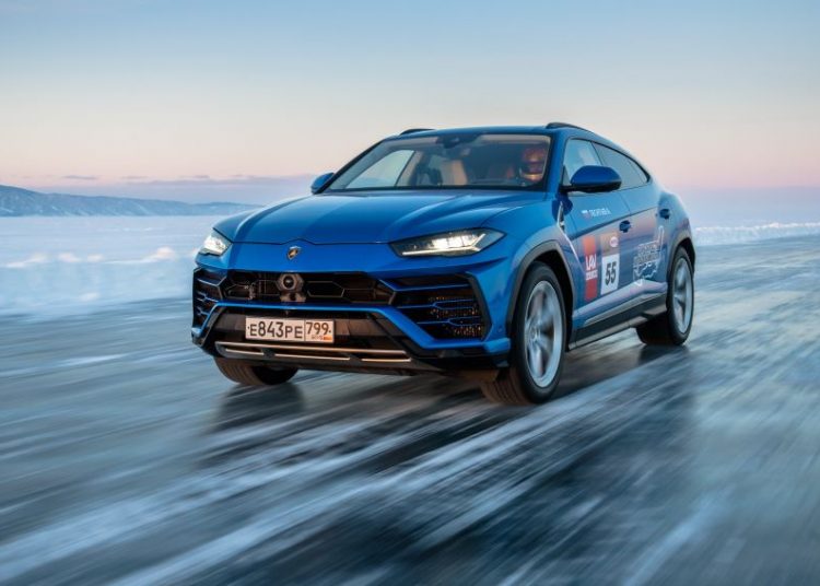 Lamborghini Urus phá kỷ lục tốc độ tối đa trên băng tại hồ Baikal của Nga