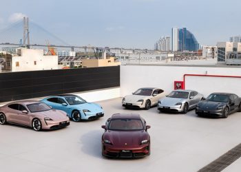 Những chiếc Porsche Taycan đầu tiên dòng xe thuần điện được giao đến khách hàng