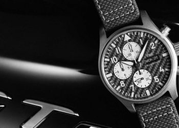 Chiếc đồng hồ Pilot’s Chronograph Edition “AMG” bằng titan và sợi carbon