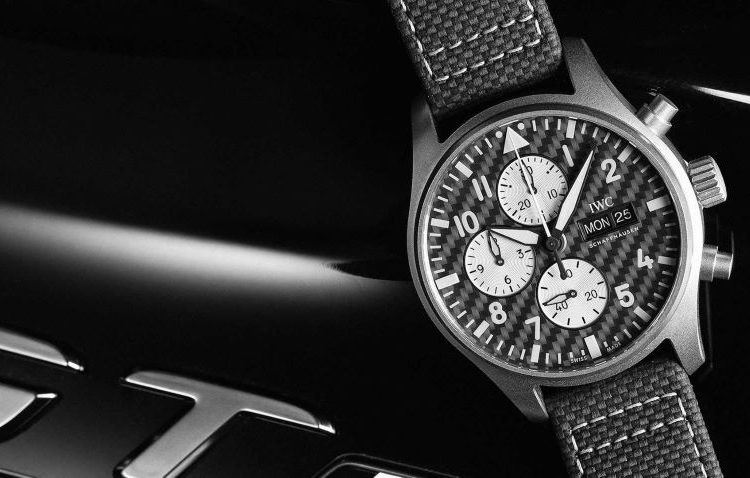 Chiếc đồng hồ Pilot’s Chronograph Edition “AMG” bằng titan và sợi carbon