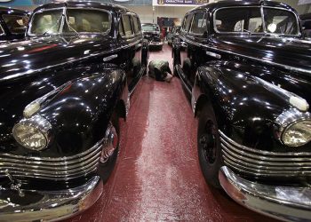 Rao bán xe Limousine hiếm thời Liên Xô với giá cao kỷ lục
