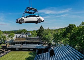 Treo chiếc Mercedes EQS