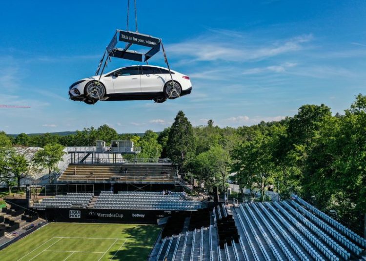 Treo chiếc Mercedes EQS