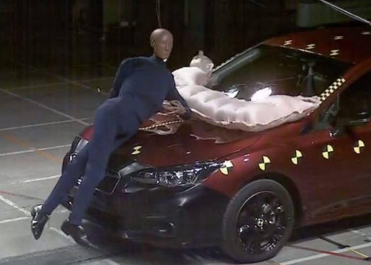 Subaru trang bị túi khí bên ngoài xe bảo vệ cho người đi bộ