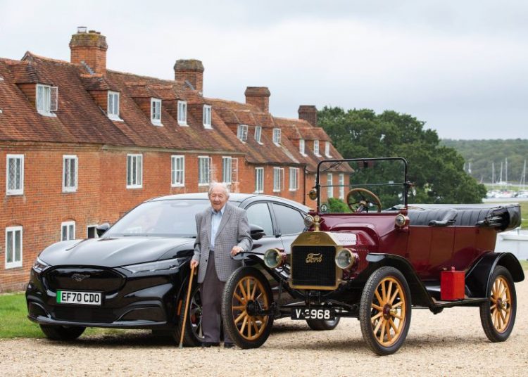 Baggott 101 tuổi lái chiếc Ford Mustang Mach-E