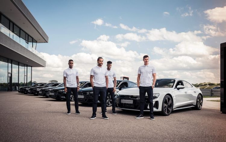 Dàn cầu thủ FC Bayern được tặng Audi E-Tron GT