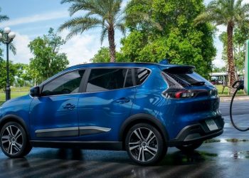 Hình ảnh thực tế của chiếc ô tô điện VinFast VF e34 đầu tiên tại Việt Nam