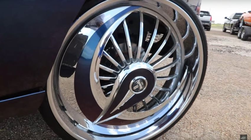 Dodge Challenger độ bánh xe 32-inch