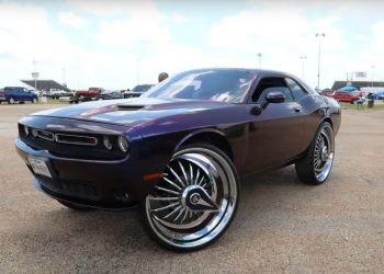 Dodge Challenger độ bánh xe 32-inch