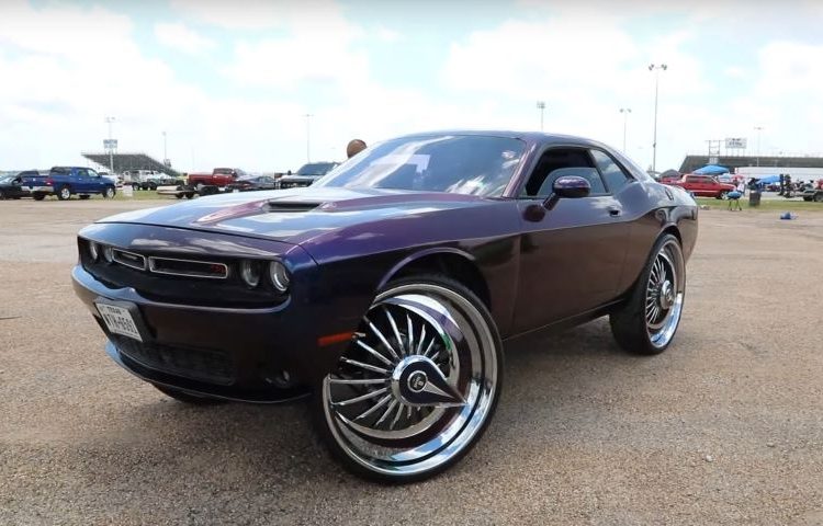 Dodge Challenger độ bánh xe 32-inch