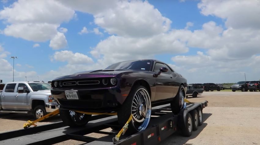 Dodge Challenger độ bánh xe 32-inch