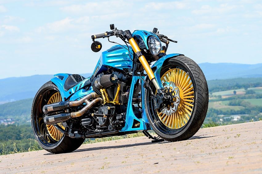 Chiếc Harley-Davidson Ilektra "độ" bánh xe và phuộc xe mạ vàng 24K