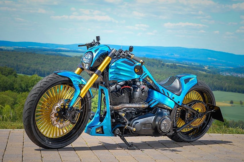 Chiếc Harley-Davidson Ilektra "độ" bánh xe và phuộc xe mạ vàng 24K 