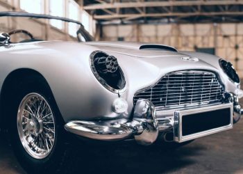 Phiên bản “đồ chơi” chiếc Aston Martin DB5 James Bond, trang bị súng máy giả ẩn sau đèn pha, giá 125.000 USD