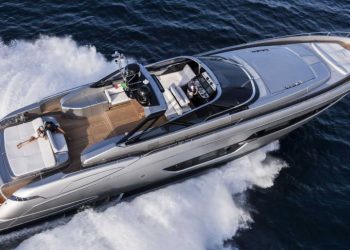 Du thuyền Riva 88-Foot Florida có thiết kế mui trần lấy cảm hứng từ ô tô, giá 7 triệu USD