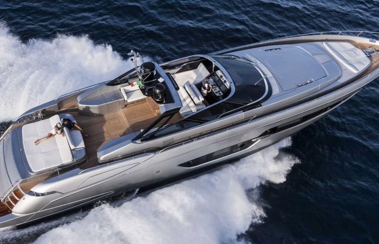 Du thuyền Riva 88-Foot Florida có thiết kế mui trần lấy cảm hứng từ ô tô, giá 7 triệu USD