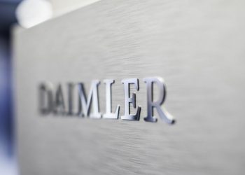 Daimler tách thành 2 công ty