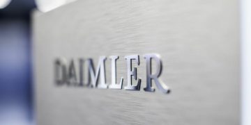 Daimler tách thành 2 công ty