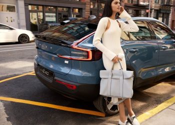 Chiếc túi thời trang làm từ chất liệu bền vững như nội thất của Volvo C40 Recharge