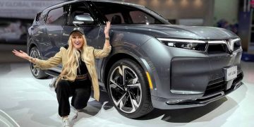 YouTuber Supercar Bondie dành không ít lời khen cho cặp đôi VinFast VF trình diễn tại Auto Show Los Angeles - 1