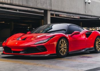 Ferrari F8 Tributo với bộ la-zăng vàng 24K