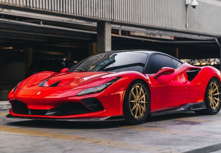 Ferrari F8 Tributo với bộ la-zăng vàng 24K
