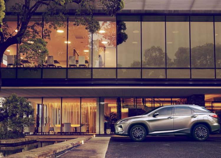 Lexus RX Black Tourer và Elegant Tourer