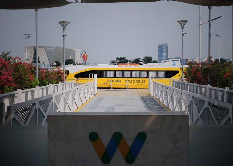 Sài Gòn có chuyến buýt đường thuỷ buổi tối