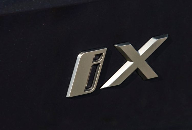 BMW iX M60 sắp ra mắt tại CES, có thể đổi màu sơn bằng “một nút bấm”, mạnh hơn 600 mã lực