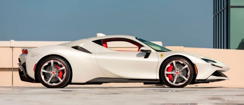 Ferrari SF90 Stradale màu trắng