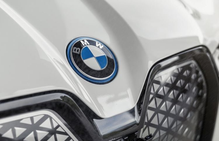 Vượt Mercedes BMW trở thành thương hiệu ô tô hạng sang bán chạy nhất năm  2022