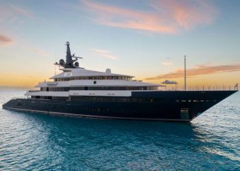 Du thuyền Man of Steel