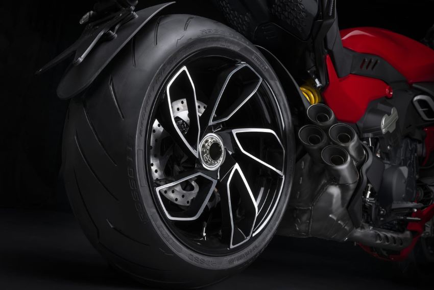 Ducati Diavel V4 2023 