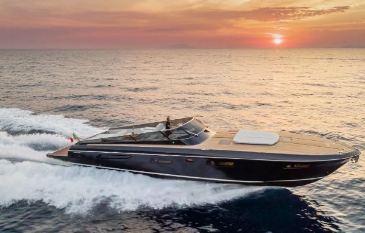 Du thuyền Itama 62RS mới với buồng lái kiểu Open Cockpit