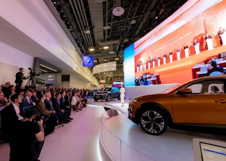 Khách hàng có thể đặt chỗ trước hai mẫu xe điện VF 6 & VF 7 của VinFast từ tháng 3/2023