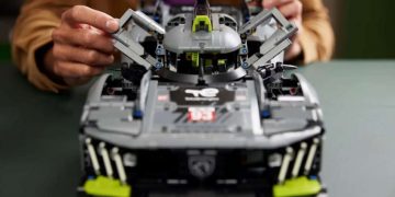 Bộ Lego Peugeot 9X8 Hypercar, giá 200 USD
