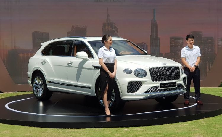 Bentley Bentayga EWB 2023 phiên bản Azure trình làng thị trường Việt Nam