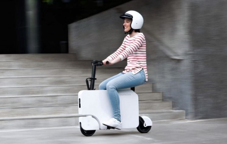 Xe tay ga chạy điện Honda Motocompacto thế hệ mới có thể xếp gọn như vali cỡ nhỏ