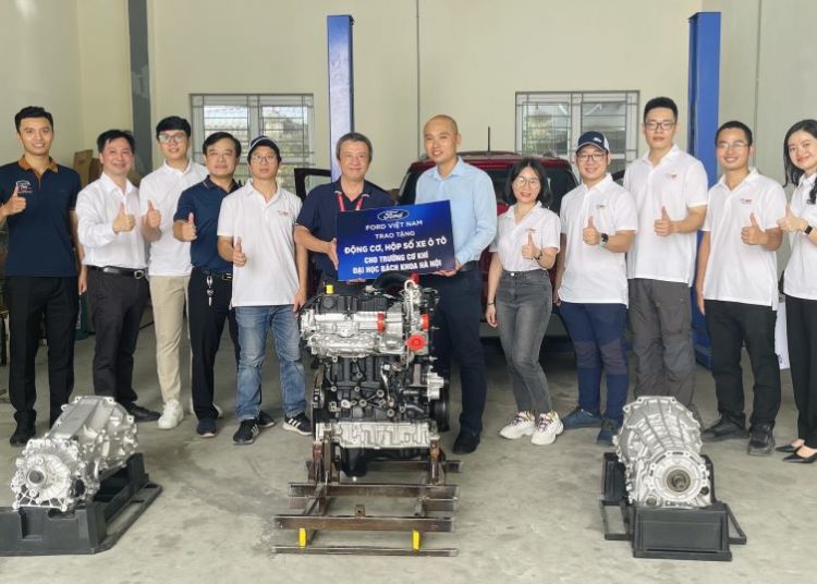 Ford tặng động cơ