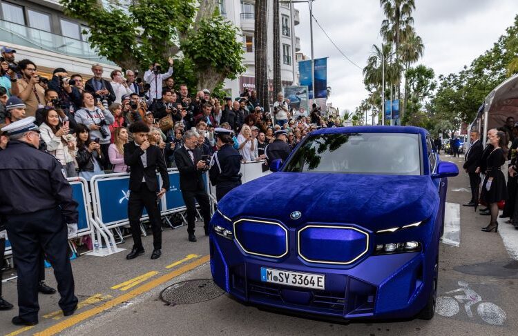 BMW trình làng chiếc XM Mystique Allure bọc nhung từ trong ra ngoài tại Liên hoan phim Cannes 2024